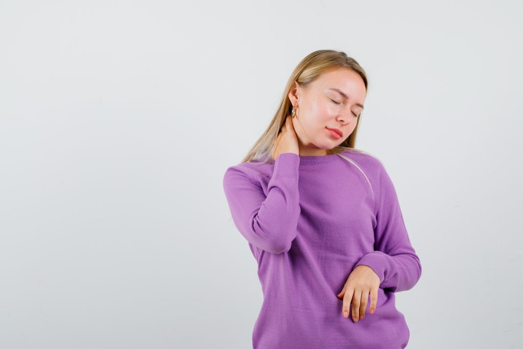 giovane donna bionda con un maglione viola - Spazio Viola